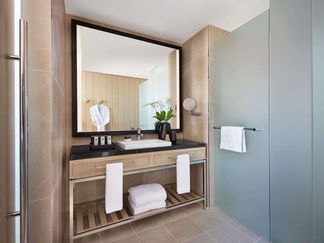 Superior Room, 1 King Bed (Premium Bath, Darling Harbour View)