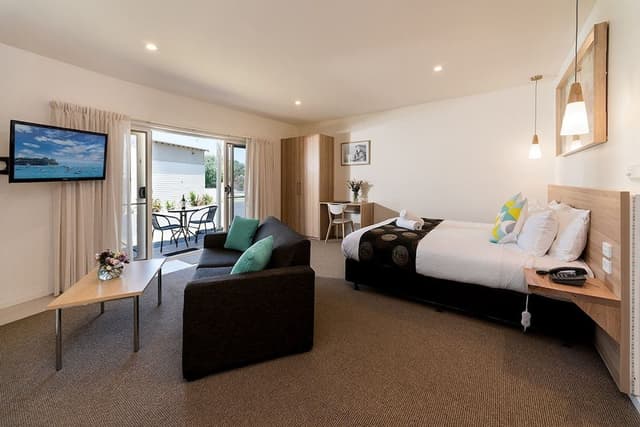 Deluxe Suite with Free Parking and Wifi