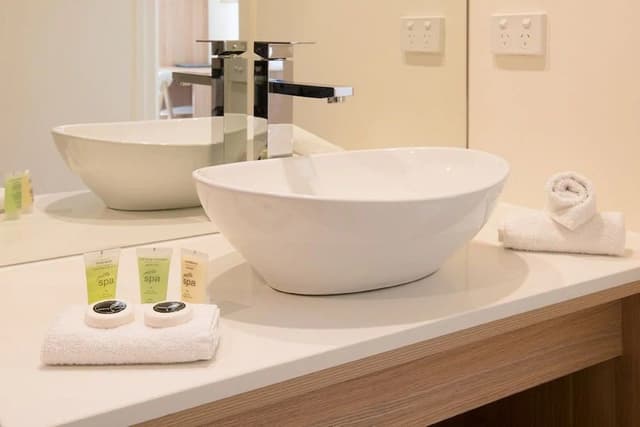 Deluxe Suite with Free Parking and Wifi