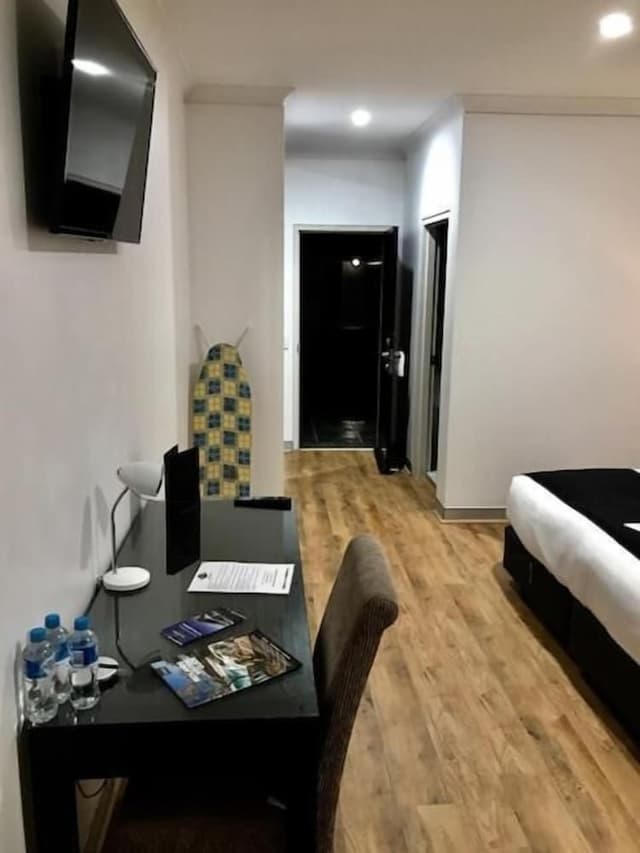Retro Garden King Rooms