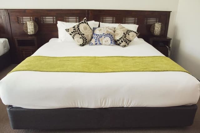 Retro Garden King Rooms