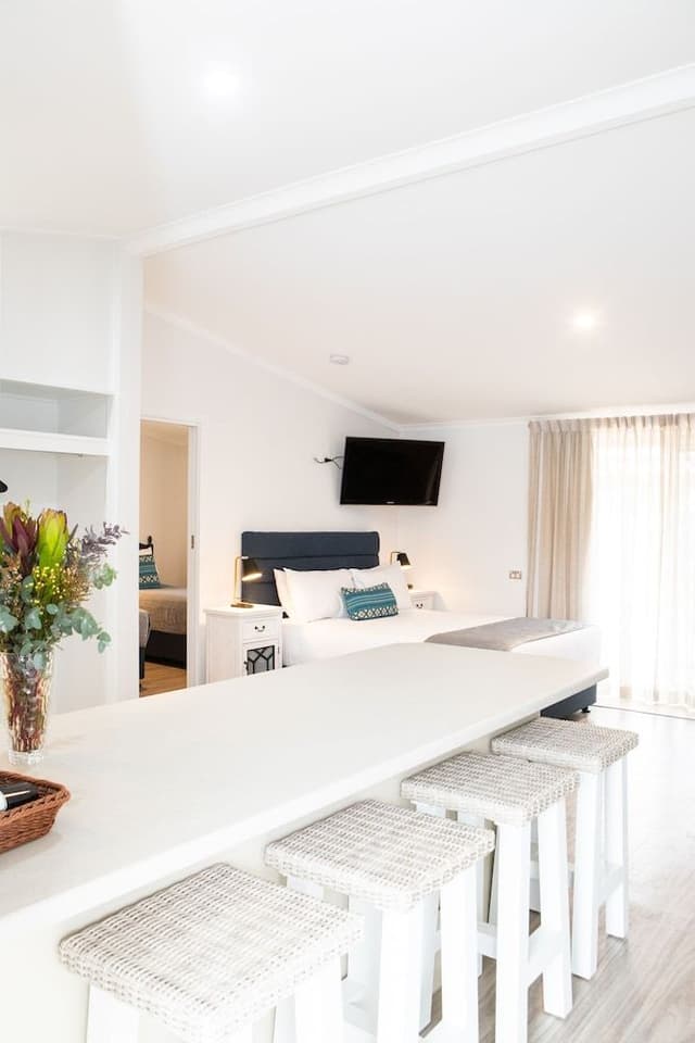 Family Suite, Multiple Beds, Kitchenette, Poolside