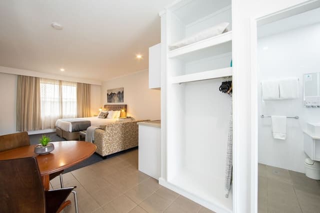 Room, 1 King Bed, Non Smoking, Kitchenette