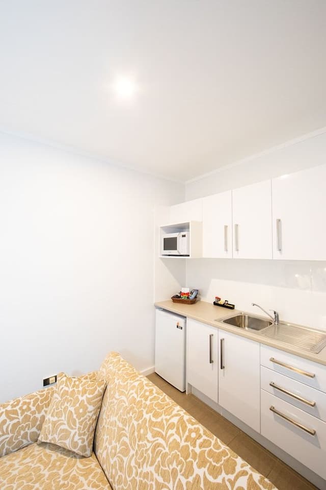 Room, 1 King Bed, Non Smoking, Kitchenette