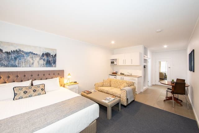 Room, 1 King Bed, Non Smoking, Kitchenette