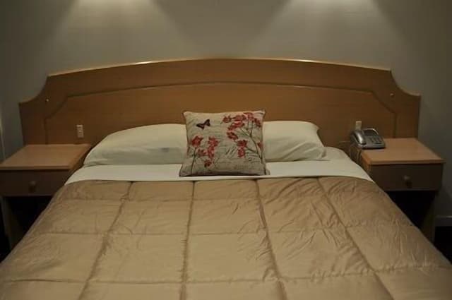 Standard Queen Room
