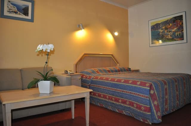 Standard Queen Room