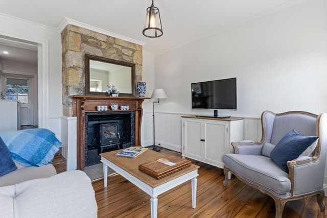 Luxury Cottage, 1 King Bed, Hill View