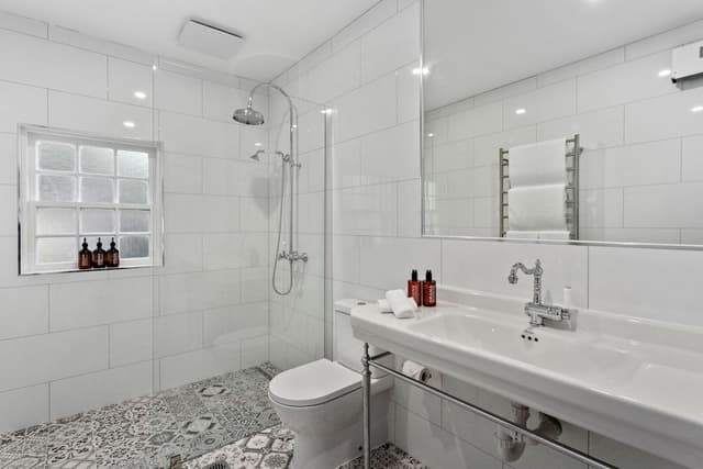Luxury Cottage, 1 King Bed, Hill View