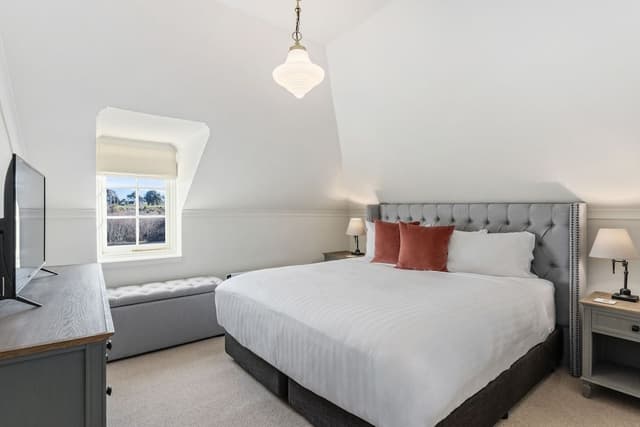 Luxury Cottage, 1 King Bed, Hill View