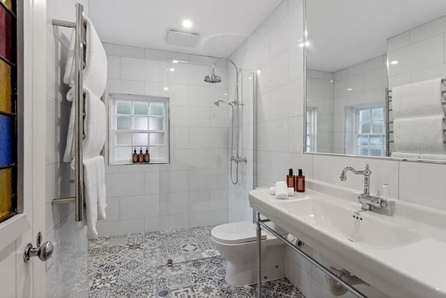 Luxury Cottage, 1 King Bed, Hill View
