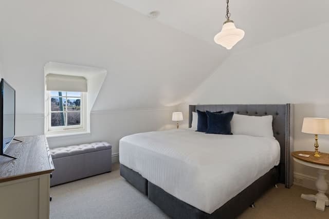 Luxury Cottage, 1 King Bed, Hill View