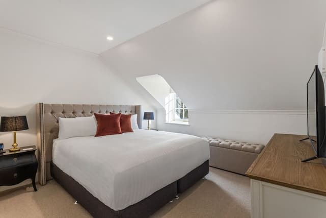 Luxury Cottage, 1 King Bed, Hill View