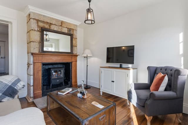 Luxury Cottage, 1 King Bed, Hill View