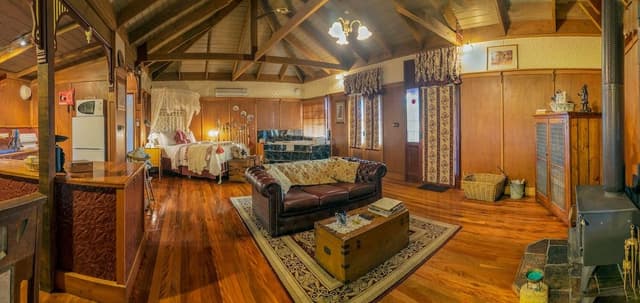 Romantic Cottage, 1 Queen Bed (Ironbark)