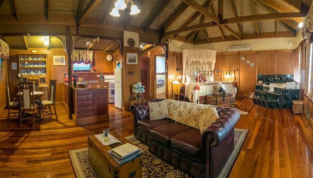 Romantic Cottage, 1 Queen Bed (Ironbark)