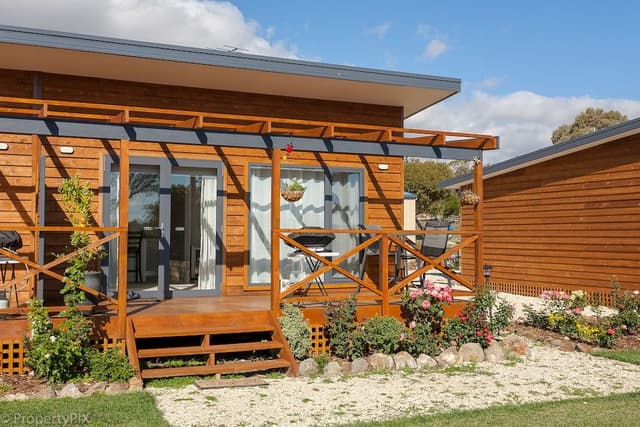 Raphaela Cabin
