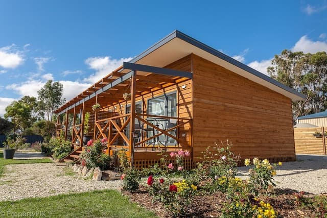 Raphaela Cabin