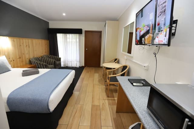 Deluxe Queen Room (Not Pet Friendly)