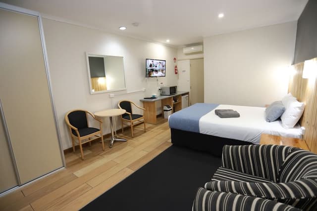 Deluxe Queen Room (Not Pet Friendly)