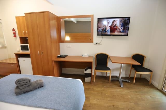 Deluxe Queen Room (Not Pet Friendly)