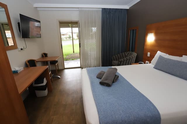 Deluxe Queen Room (Not Pet Friendly)
