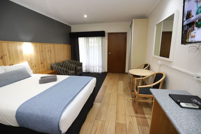 Deluxe Queen Room (Not Pet Friendly)