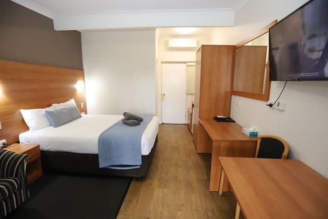 Deluxe Queen Room (Not Pet Friendly)