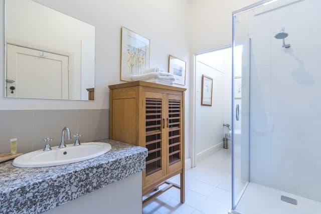 Olley Room Queen Private External Bathroom