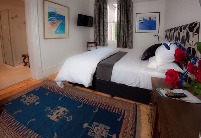 Heysen Room Private External Bathroom
