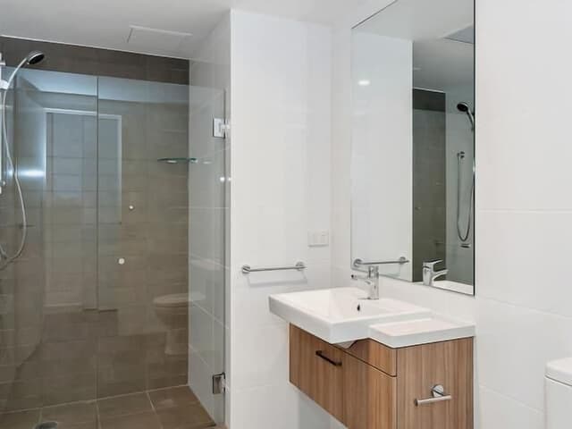 1 Bedroom in 2-Bedroom Apartment