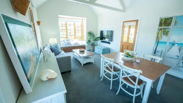 Deluxe King Suite 6