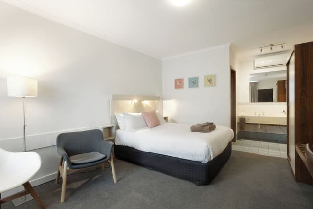 Double Room, 1 Queen Bed