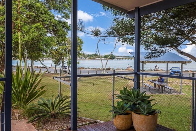 Superior Villa - Sleeps 4 - Dog Friendly