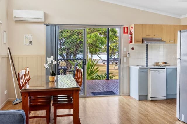 Superior Villa - Sleeps 4 - Dog Friendly