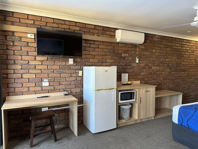 Standard Room, 1 Queen Bed, Non Smoking, Balcony (Standard Queen Room)