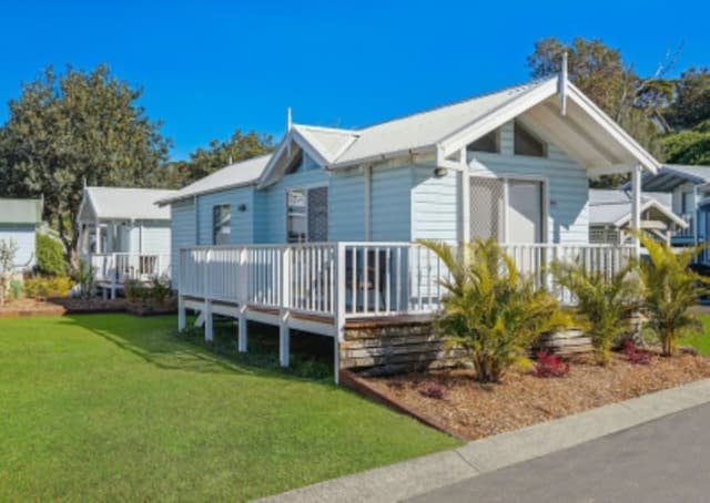2 Bedroom Garden View Cabin (1 Queen Bed 2 Bunk Bed)