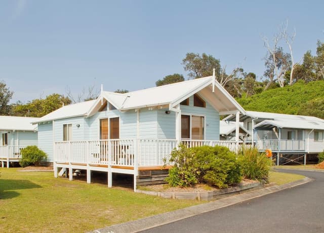 2 Bedroom Garden View Cabin (1 Queen Bed 2 Bunk Bed)