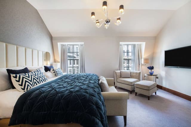 CONRAD SUITE WITH LOUNGE ACCESS