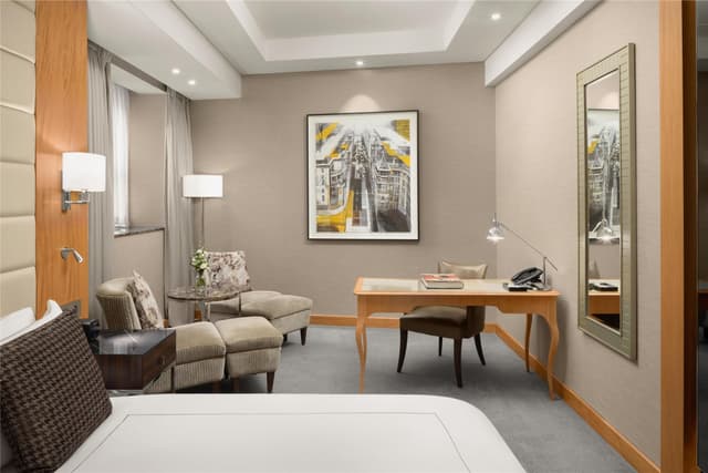 KING EXECUTIVE ACCESSIBLE WITH LOUNGE ACCESS