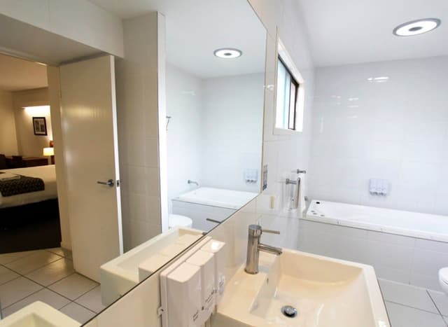 Deluxe King Suite