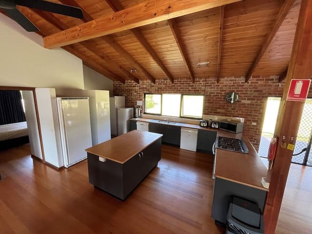 Group Lodge (4 Queen, 2 Single and 5 Bunk Bed), 4 Bedrooms, Pool View