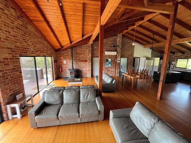 Group Lodge (4 Queen, 2 Single and 5 Bunk Bed), 4 Bedrooms, Pool View