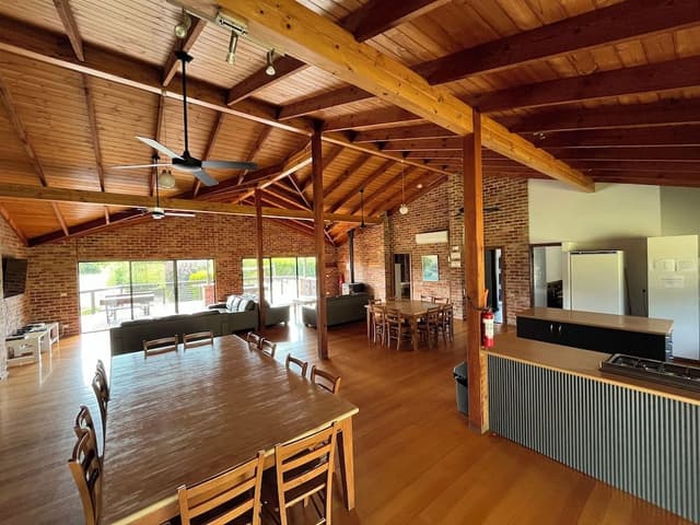 Group Lodge (4 Queen, 2 Single and 5 Bunk Bed), 4 Bedrooms, Pool View