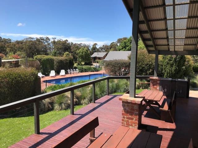 Group Lodge (4 Queen, 2 Single and 5 Bunk Bed), 4 Bedrooms, Pool View