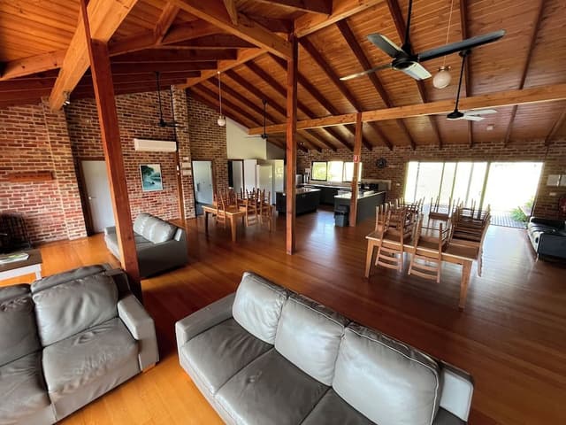 Group Lodge (4 Queen, 2 Single and 5 Bunk Bed), 4 Bedrooms, Pool View