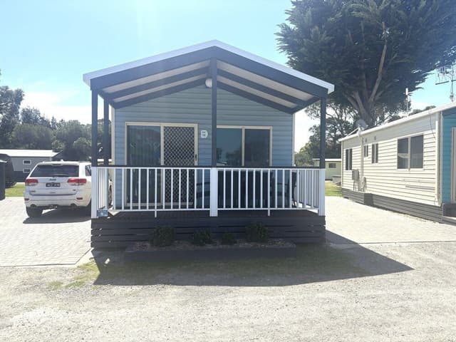 Deluxe Poolside 2 Bedroom Cabin