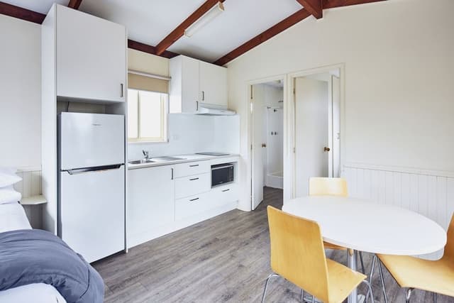 Deluxe Snow Gum Cabin