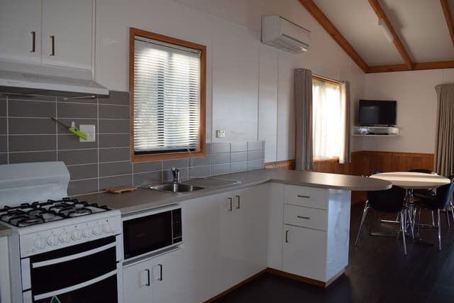 2 Bedroom Waterfront Cabin- Access Friendly