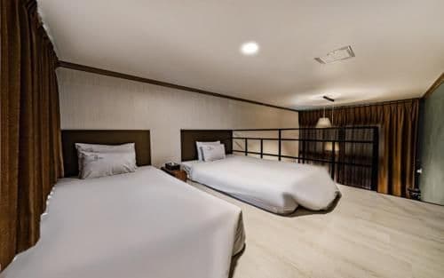 Deluxe Family Room